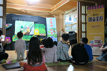 아이들이 어린이 연극을 구경하는 사진