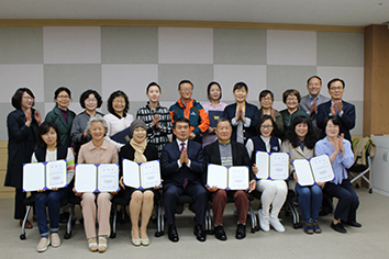 상장을 수여하고 단체사진