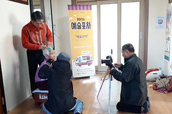 실내에서 할머니사진찍은 사진