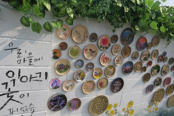 많은 사람들이 정원에서 공연을 보고 있는 사진이미지