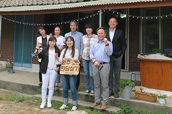 세미나실에서 강의를 듣고 있는 사진이미지