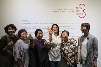 서로 회의하고 있는 사진이미지’