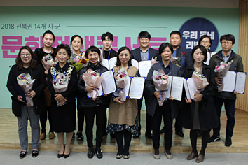 상장들고 단체사진