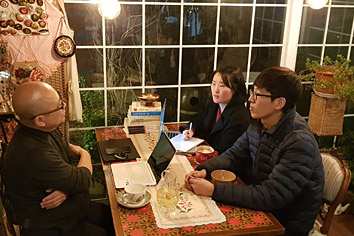 1:1로 상담하는 사진