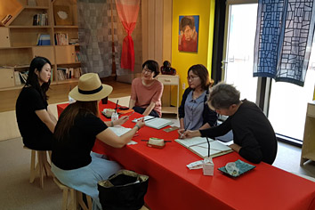 서로 회의하는 사전 모임사진