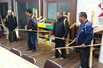 어르신들이 전통지게 교육준비하는 사진1
