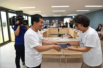 상장주고 받는 사진