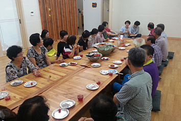 음식점에서 반상회하는 사진1