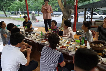 음식점에서 반상회하는 사진2