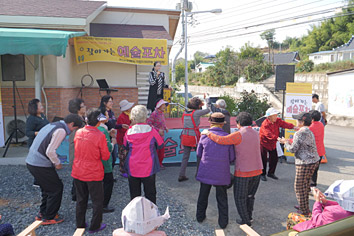 어르신들의 춤추는 사진