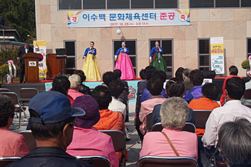 예술포차에서 한복입은 세분이 공연을 관람하는 사진