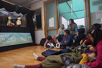 경로회관에서 공연보는 사진