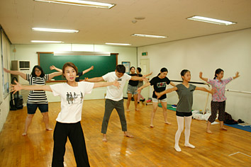 공연연습준비하는 주민들사진1