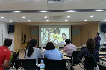 강의를 듣고 있는 사진4