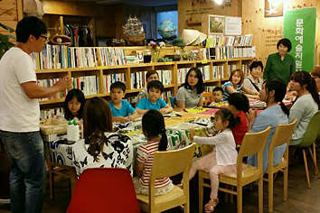 책방에서 아이와 엄마가 강의에 집중하는 사진
