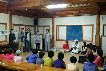 어르신들이 강사님의 말씀을 듣고 있는 사진