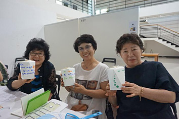중년여성분세분의 작품들고 찍은 사진