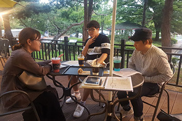 멘토선정을 위해 회의하는 사전모임사진