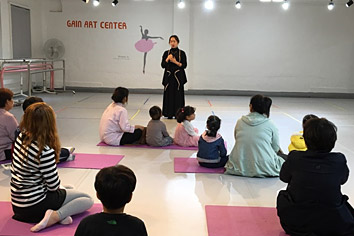 선생님의 강의를 듣는 학생들 사진