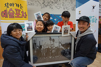 너나들이꿈터 찍힌 사진들을 들고 아이들과 단체사진