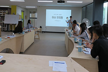 회의하는 사진3